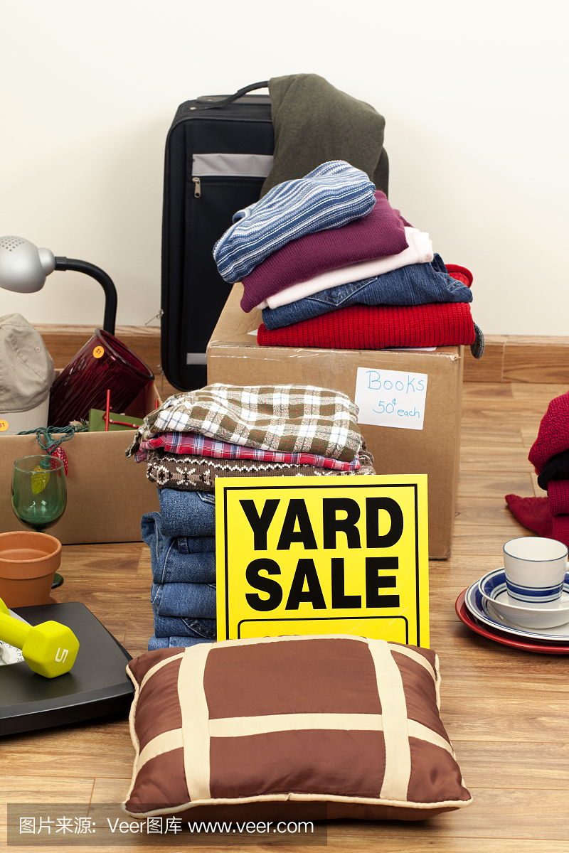 庭院出售標(biāo)志與家居用品和衣服